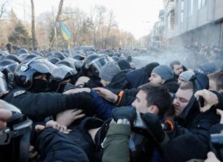 В Киеве радикалы столкнулись с полицией: кадры с места стычки