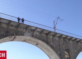 В Житомирской области подросток прыгнул с моста после ссоры с девушкой (видео)