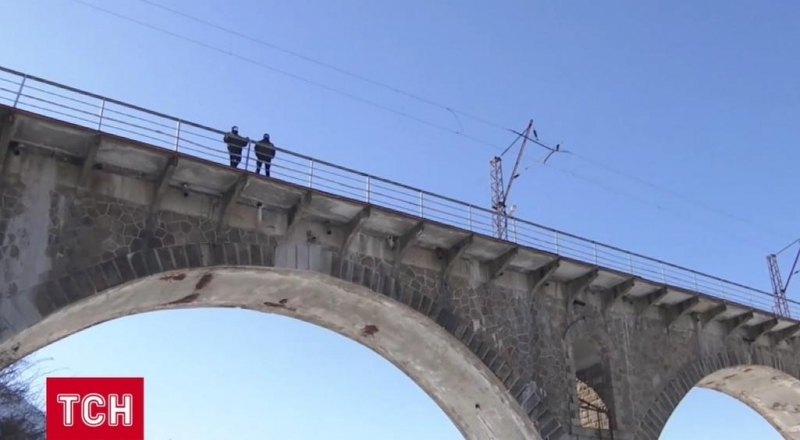 В Житомирской области подросток прыгнул с моста после ссоры с девушкой (видео)