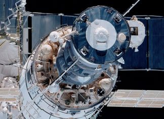 Экипаж МКС заделал первую трещину в модуле «Звезда» и приступил к герметизации второй