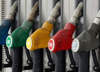 Слабый рубль, акциз и жадность: что привело к подорожанию бензина