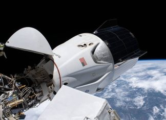 Астронавты на МКС успешно «перепарковали» корабль Crew Dragon (ВИДЕО)