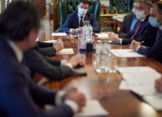 Зеленский дал команду прекратить авиасообщение с Белоруссией вслед за западными странами