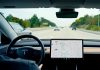 Компания Tesla начала использовать камеру в салоне электромобилей для контроля за водителями при включенном автопилоте