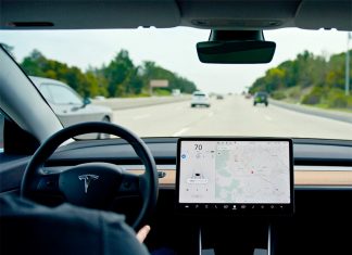 Компания Tesla начала использовать камеру в салоне электромобилей для контроля за водителями при включенном автопилоте