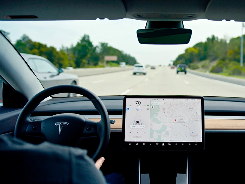 Компания Tesla начала использовать камеру в салоне электромобилей для контроля за водителями при включенном автопилоте