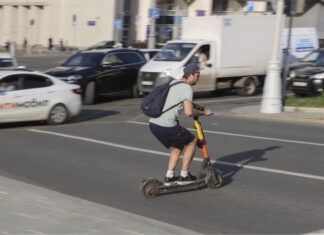 Самокатчиков предложили обучать вождению