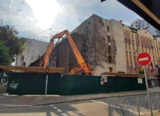 В Киеве начали сносить уникальное здание «Цветы Украины» (видео)