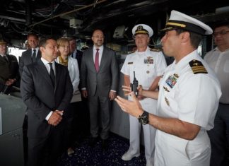 Зеленский взобрался на борт американского эсминца и потряс кулаками в сторону Москвы