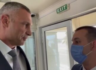 Кличко показал на видео, как его не пропускали к прилетевшей в Киев Меркель