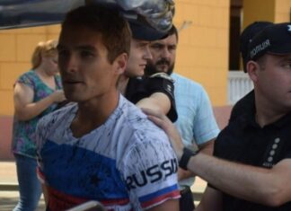 В Одессе задержали раскритиковавшего Украину американца в футболке с флагом России