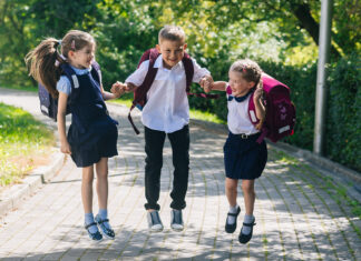 В какой обуви девочкам будет удобно ходить в школу?