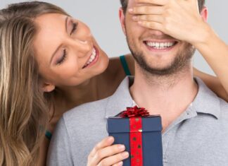 Как угодить подарком мужчине: выигрышные идеи и критерии выбора