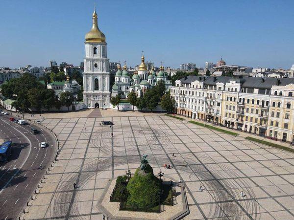 Дрифт на Софийской площади: в "Слуге народа" прокомментировали инцидент и показали его последствия (фото)