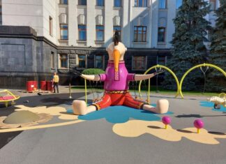 «Не петух в косоворотке»: у Зеленского объяснили, что за фигура установлена возле ОП