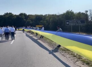 Самый длинный флаг Украины: на границе Тернопольской и Хмельницкой областей поставили новый рекорд (видео)