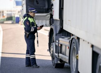 Иностранные фуры будут задерживать за штрафные долги