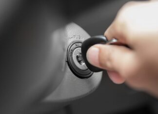 Почему на автомобиле нельзя начинать движение сразу после запуска мотора