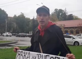 «Путинские прихвостни»: под российским посольством в Киеве беженец из РФ устроил одиночный пикет