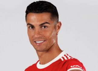 Роналду сделал подарок девушке, которую сбил с ног ударом мяча на матче ЛЧ