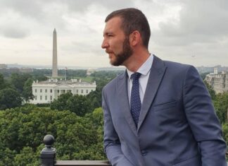 Спикер Зеленского в США «подурачился» на фоне Монумента Вашингтона (фото)