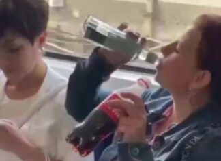 В киевском метро женщина устроила «попойку» и попала на видео