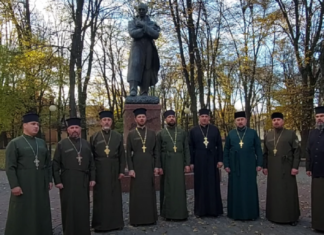 «Батько наш Бандера»: на Львовщине к патриотическому флешмобу присоединились священники и студенты (видео)