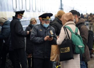 Невакцинированным украинцам хотят запретить ездить в поездах и автобусах