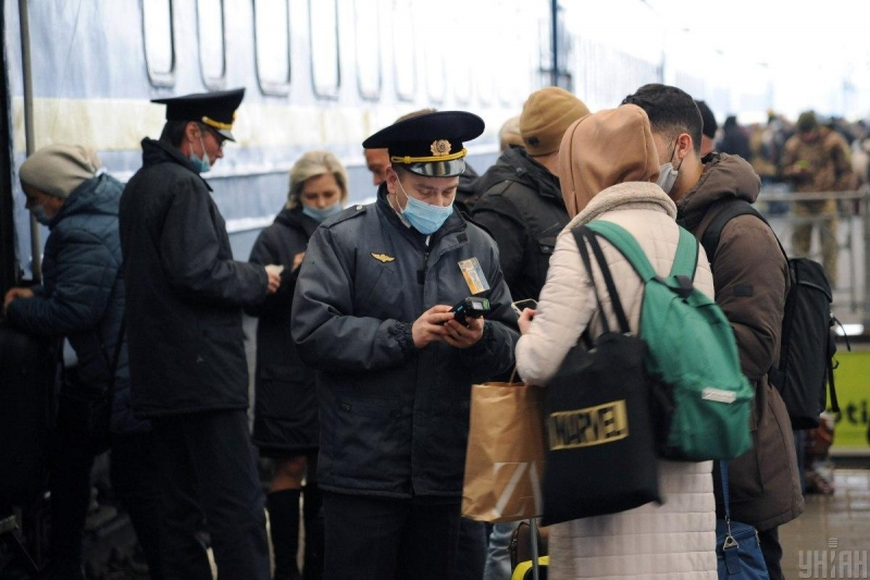 Невакцинированным украинцам хотят запретить ездить в поездах и автобусах