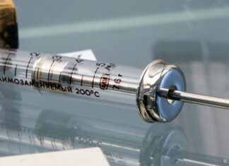 Шведские медики привили подростков просроченной вакциной Pfizer