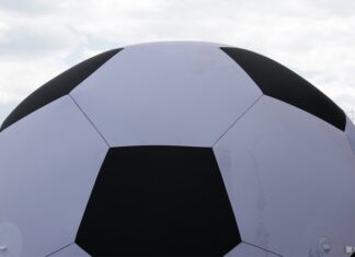 Боснийские фанаты избили украинских болельщиков за попытку оскорбить Россию