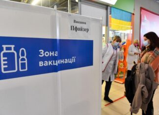 Юрист рассказала, законно ли отстранять от работы невакцинированных и не платить им зарплату