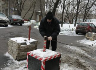 Кабмин не поддержал отдельный штраф за самовольное ограждение парковки