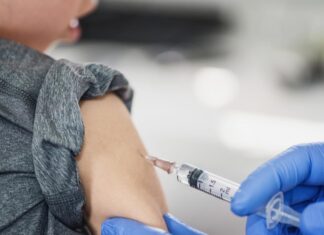 Обязательная вакцинация: в Минздраве уточнили, кого с понедельника отстранят от работы