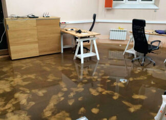 Квартира после потопа: с чего начать уборку помещения?