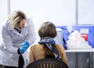 Вакцинированным украинцам выплатят по тысяче гривень: Зеленский раскрыл детали в новом видео