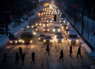 Киев засыпало снегом: много аварий, остановились троллейбусы (видео)