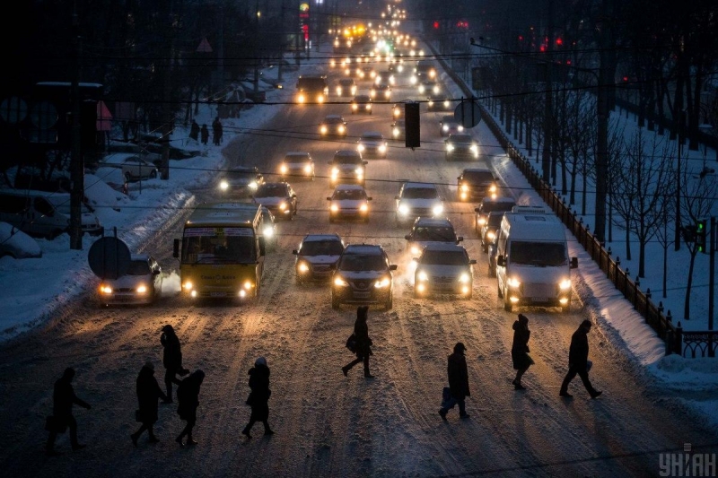 Киев засыпало снегом: много аварий, остановились троллейбусы (видео)