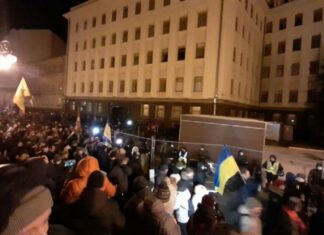 В центре Киева прошла акция протеста: были перекрыты улицы и задействованы десятки полицейских (фото, видео)