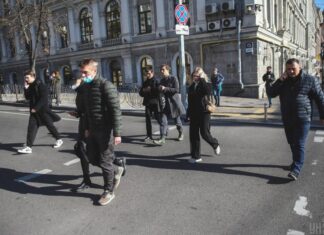 В Украине за уклонение от обязательной COVID-вакцинации могут отстранить от работы до окончания карантина: объяснение эксперта