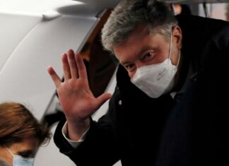 Порошенко попытались задержать за госизмену – экс-президент с женой отправился в суд