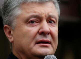 Порошенко, узнав, что суд не арестует его, начал петь гимн Украины