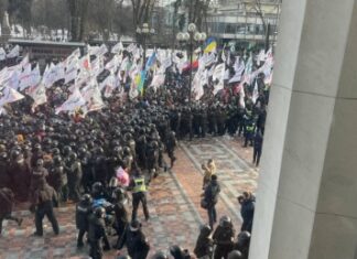 В Киеве толпа протестующих пошла на штурм ВРУ: кадры столкновений