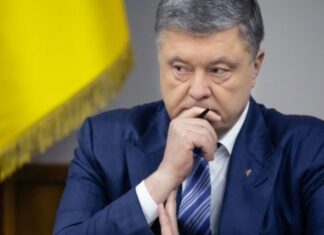 Порошенко заснул в суде во время выступления своего адвоката, попав на видео