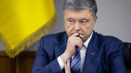 Порошенко заснул в суде во время выступления своего адвоката, попав на видео