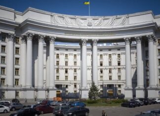 Слухи об отъезде семей российских дипломатов заставили МИД Украины отреагировать