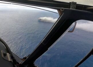 Горящее судно с 4 тысячами люксовых авто не могут отбуксировать в порт