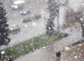 В Стамбуле из-за непогоды отменили сотню авиарейсов