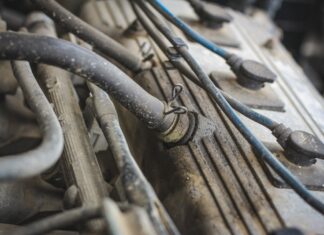 Двигатель начал потеть маслом. Куда смотреть и что делать?