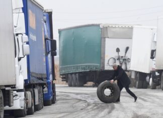 Евросоюз перестал пропускать авто, зарегистрированные в России и Беларуси